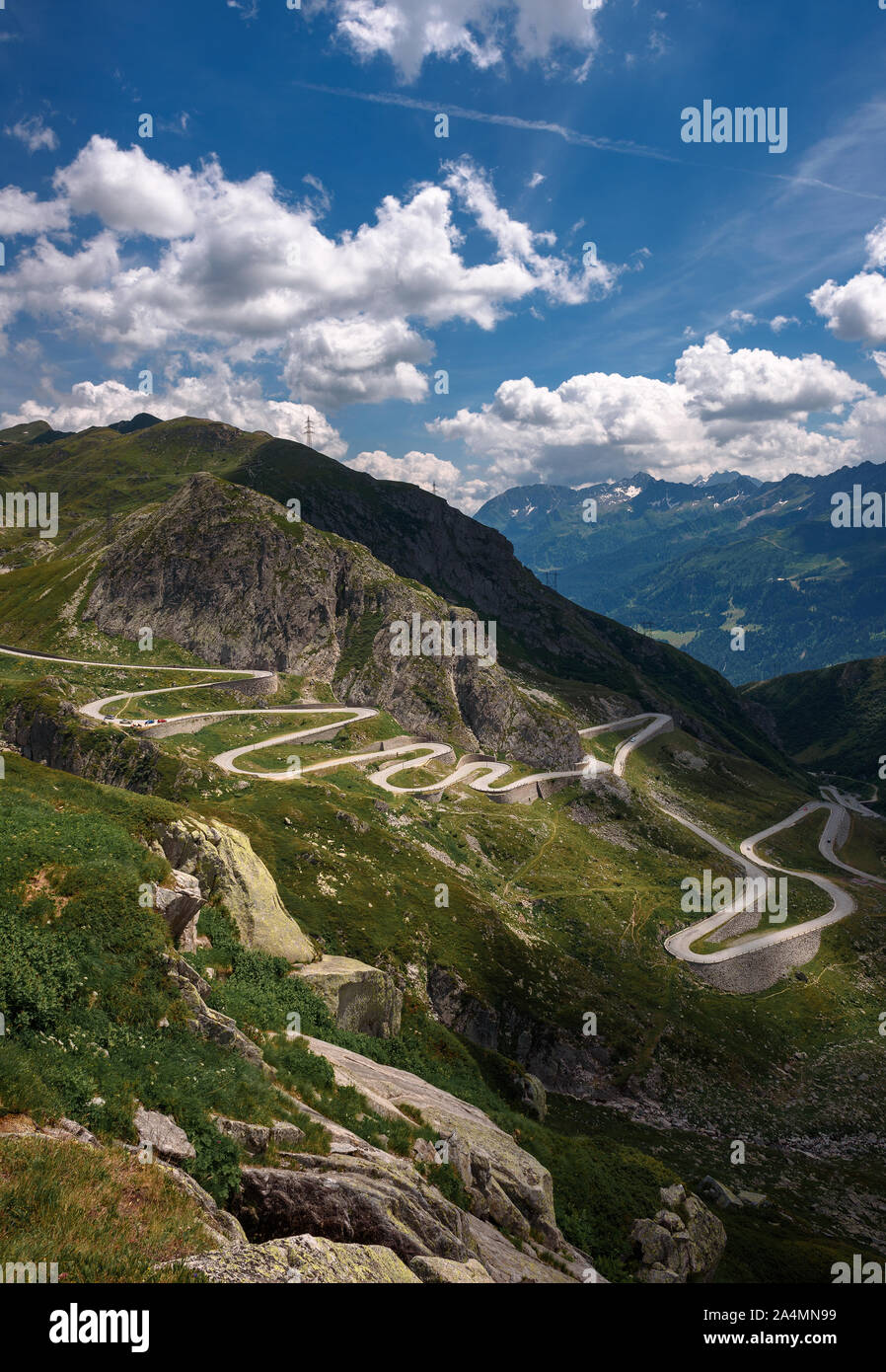 Luftaufnahme von einer alten Straße durch den St. Gotthard Pass in den Schweizer Alpen gehen Stockfoto