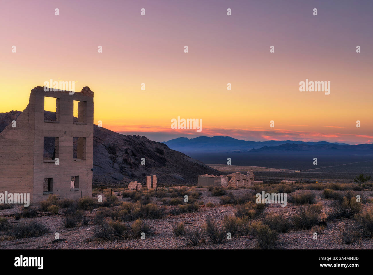 Sonnenaufgang über verlassene Gebäude in Rhyolith, Nevada Stockfoto