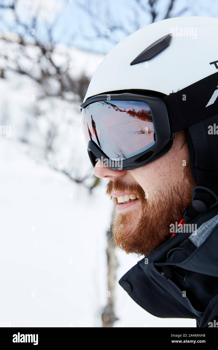 Porträt des Mannes tragen Ski goggles Stockfoto