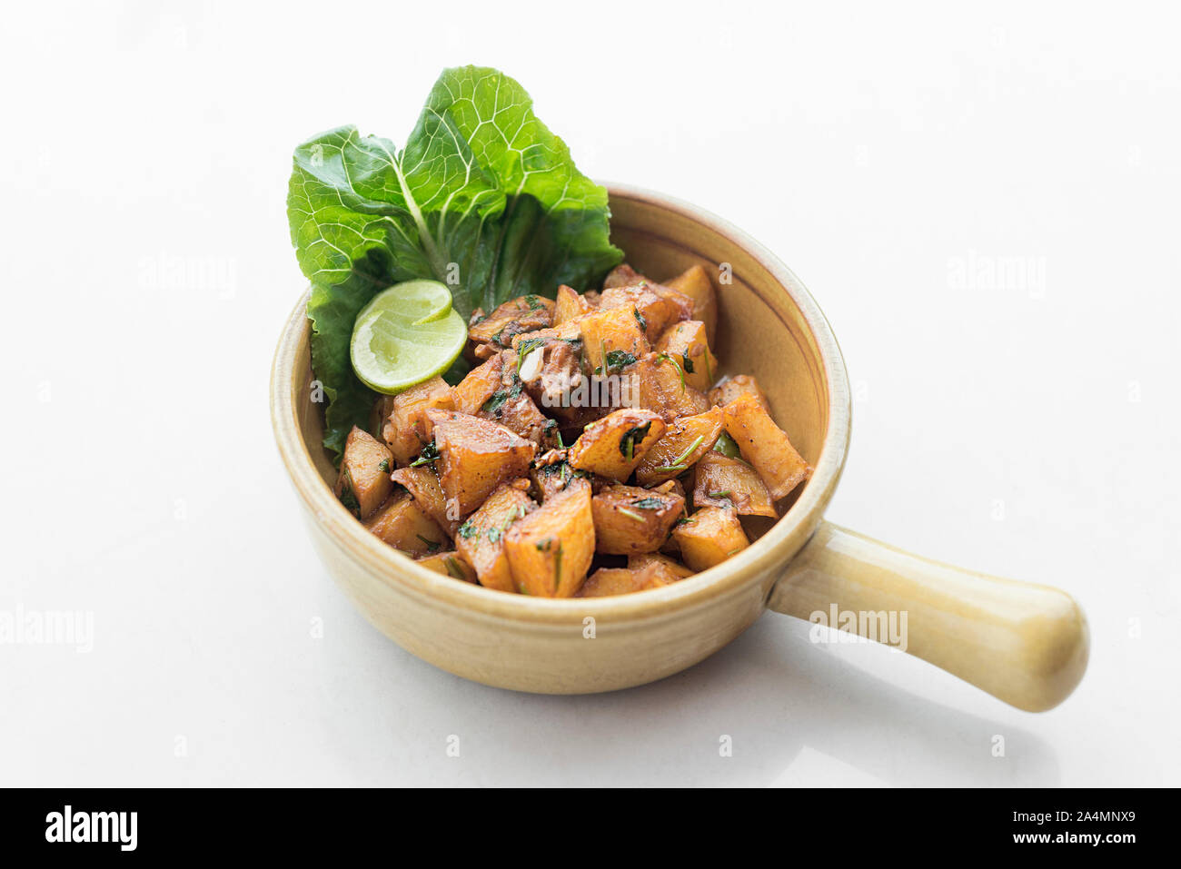 Batata harra traditionelle libanesische Mezze würzig gebraten Kartoffel starter Dish Stockfoto