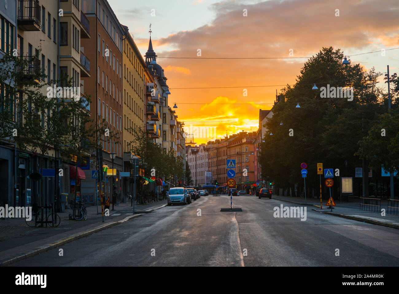 Stadtstraße bei Sonnenuntergang Stockfoto