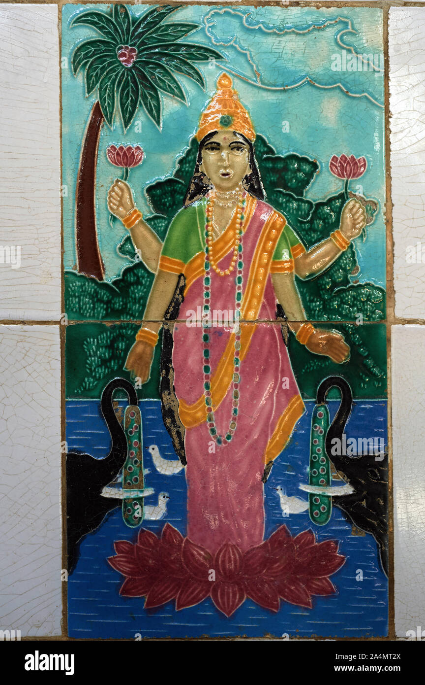 05 Jan 2009 Lakshmi Frau von Vishnu Göttin des Reichtums Malerei auf Keramik fliesen Saurashtra Gujarat Indien Stockfoto