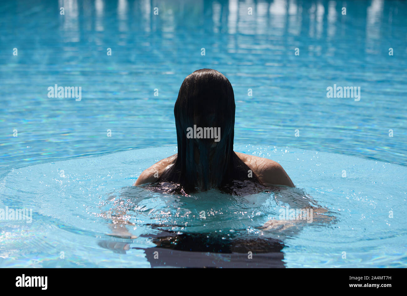 Mann im Schwimmbad Stockfoto