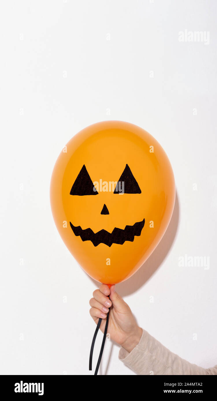 Beängstigend orange Halloween Ballons in der Frau die Hand auf Weiß Stockfoto