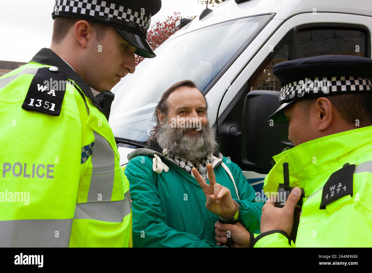 Polizei massenverhaftungen als Aussterben Rebellion Aktivisten ein London - weites Verbot öffentlichen Proteste heute morgen am Rande der Millbank zu schließen außerhalb des Büros von MI5 widersetzten. Protest über die mangelnde Ernährungssicherheit möglich, wenn der Klimawandel nicht verhindert, Sie einen Wohnwagen in der Straße geparkt und inszenierte ein in mit Gesang und Picknick sitzen. Stockfoto