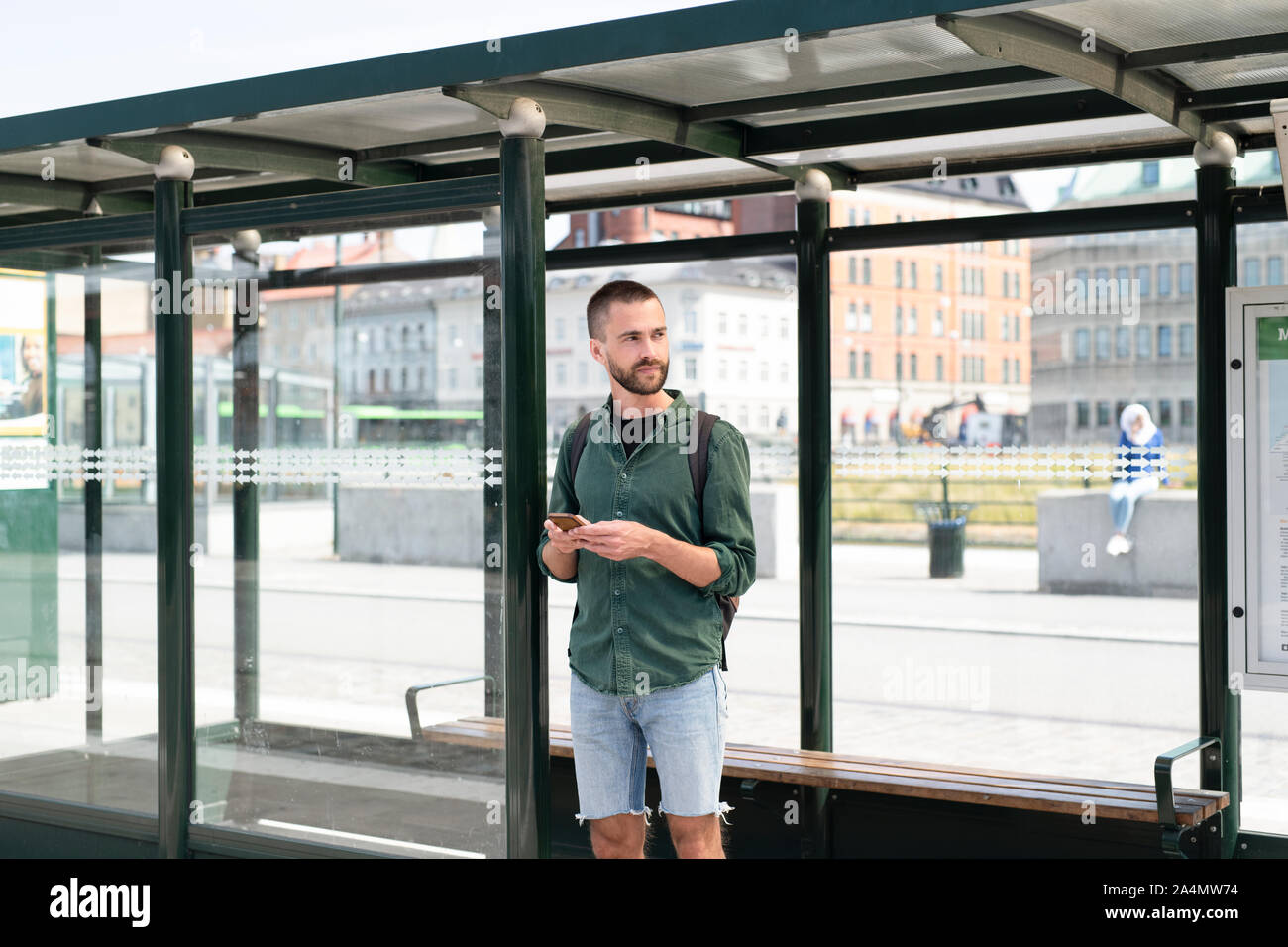 Man wartet auf den Bus stop Stockfoto