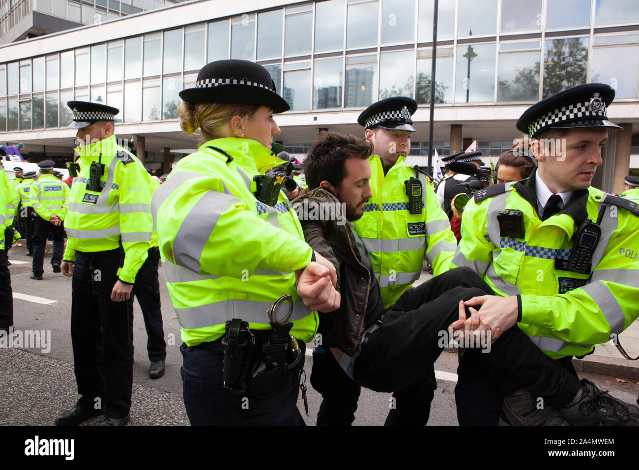 Polizei massenverhaftungen als Aussterben Rebellion Aktivisten ein London - weites Verbot öffentlichen Proteste heute morgen am Rande der Millbank zu schließen außerhalb des Büros von MI5 widersetzten. Protest über die mangelnde Ernährungssicherheit möglich, wenn der Klimawandel nicht verhindert, Sie einen Wohnwagen in der Straße geparkt und inszenierte ein in mit Gesang und Picknick sitzen. Stockfoto