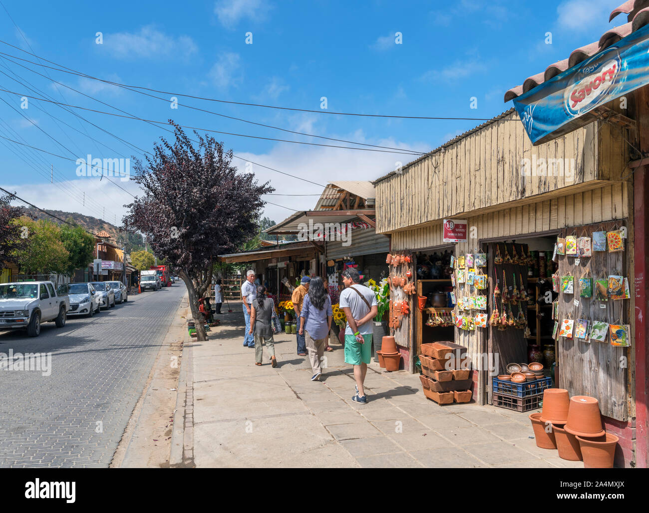 Die Hauptstraße des Dorfes Pomaire, berühmt für seine lokalen Töpferwaren, Provinz Melipilla, Großraum Santiago, Chile, Südamerika Stockfoto