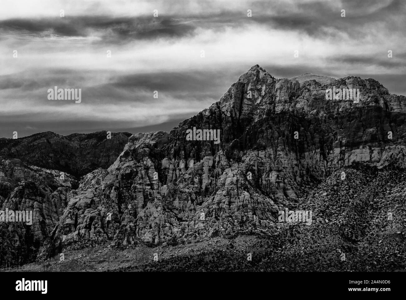 Einen schönen Blick auf eine Wüste Berg. Die Schwarzweiß-Foto zeigt die Sedimentgestein Schichten für ein lebendiges Bild. Stockfoto