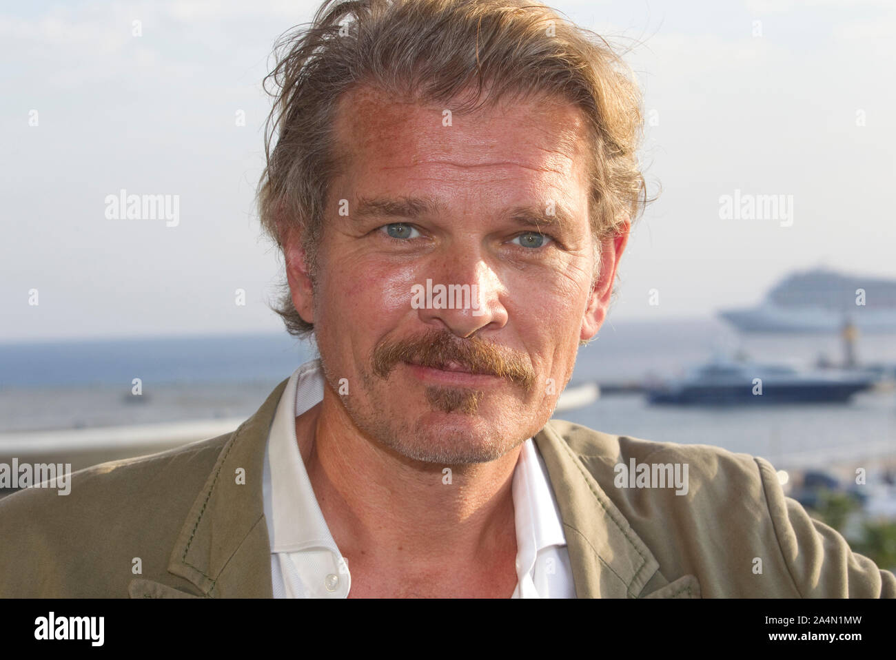 Cannes, Frankreich - Oktober 15, 2019: MIPCOM - der Welt Entertainment Content Markt mit der Würde, der deutsche Schauspieler Götz Otto, Joyn, Götz, ein Reed MIDEM Event, Fernsehen Messe | Verwendung weltweit Stockfoto