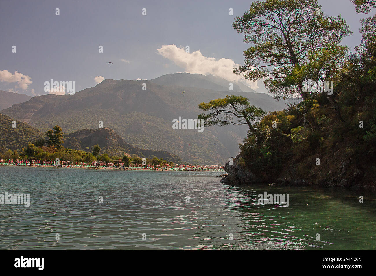 Ölüdeniz Türkei. Ansicht der Babadag vom See von der schönen blauen Lagune Stockfoto