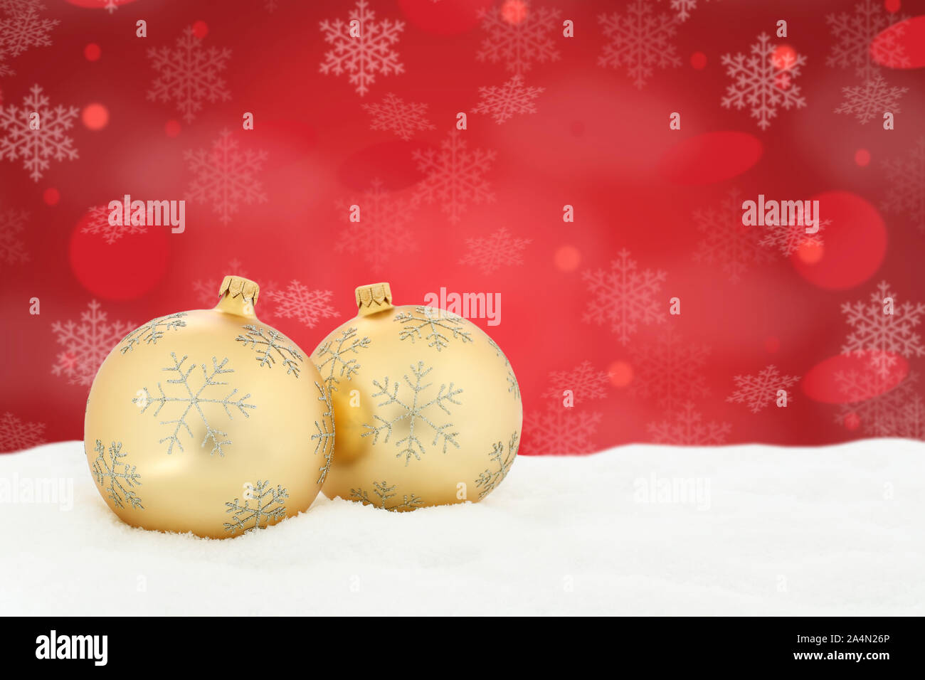 Weihnachtskarte goldene Kugeln Kugeln rote Dekoration copyspace Kopie Raum Schneeflocken Stockfoto