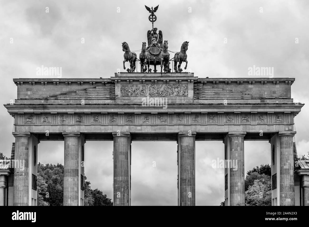 Schöne schwarze und weiße Blick auf den oberen Teil des Brandenburger Tor in Berlin, Deutschland Stockfoto