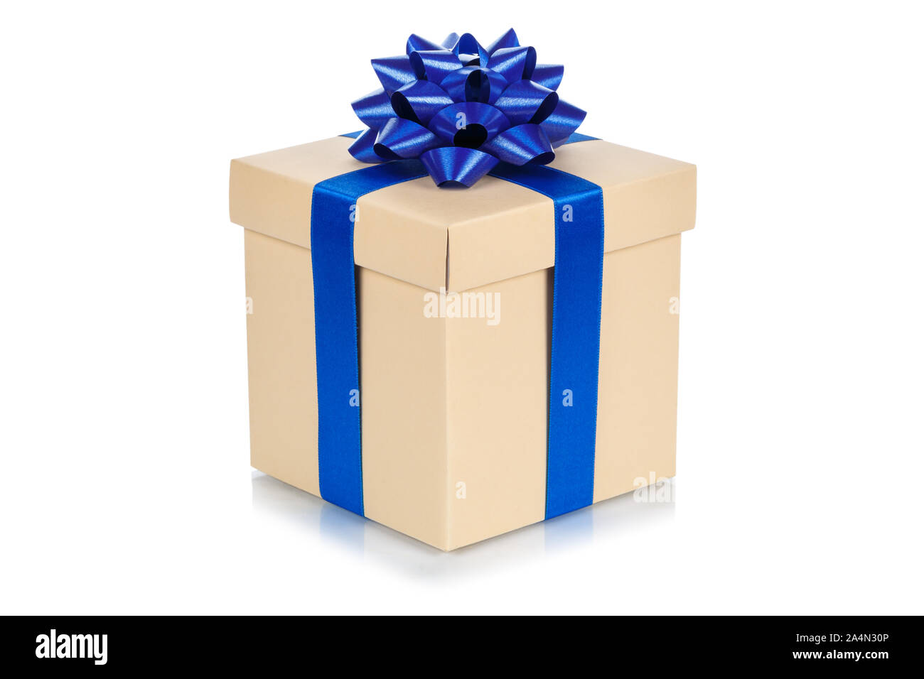 Geburtstag Geschenk Weihnachtsgeschenk beige Box auf weißem Hintergrund Stockfoto