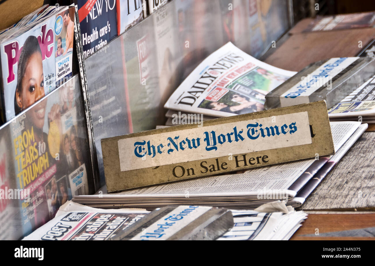 Die New York Times, auf Verkauf hier Board mit anderen Zeitschriften und Zeitungen in New York, USA Stockfoto