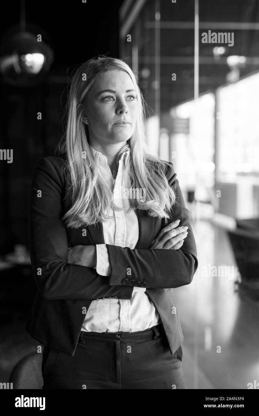 Geschäftsfrau wegschauen Stockfoto