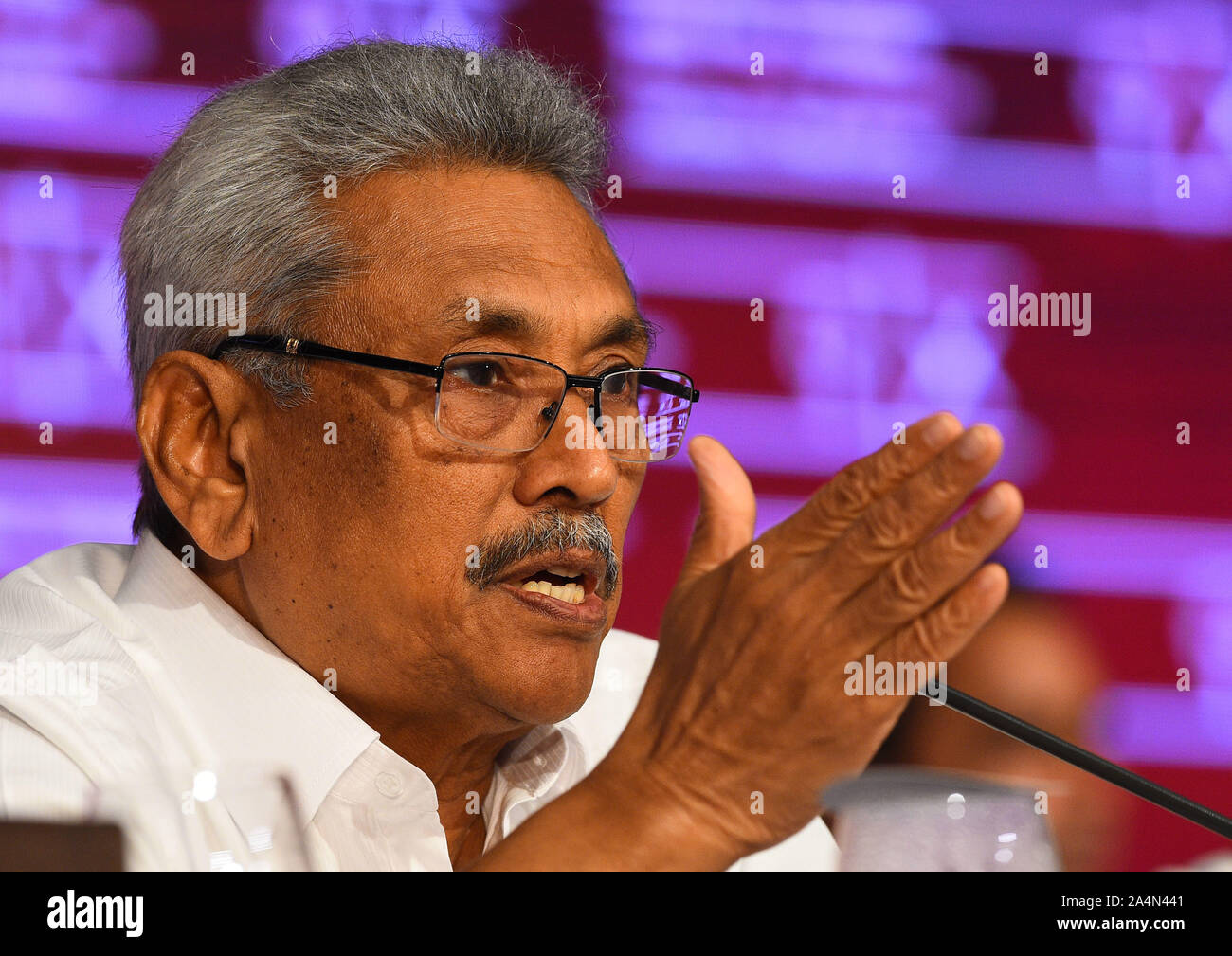 Colombo, Sri Lanka. 15 Okt, 2019. Gotabaya Rajapaksa, Präsidentschaftskandidat in Sri Lanka der wichtigsten Oppositionspartei Sri Lanka Podujana Peramuna (Slpp), spricht vor der Presse in Colombo, Sri Lanka, 15. Oktober 2019. Gotabaya Rajapaksa geschworen, am Dienstag eine neutrale Außenpolitik und freundschaftliche Beziehungen zu allen Nationen zu pflegen, wenn er gewinnt die Präsidentschaftswahlen am 16. November. Credit: A. Hapuarchchi/Xinhua/Alamy leben Nachrichten Stockfoto