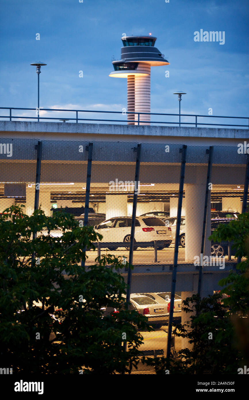 Flughafen Arlanda mit Traffic Control Tower, Arlanda, Stockholm, Schweden Stockfoto