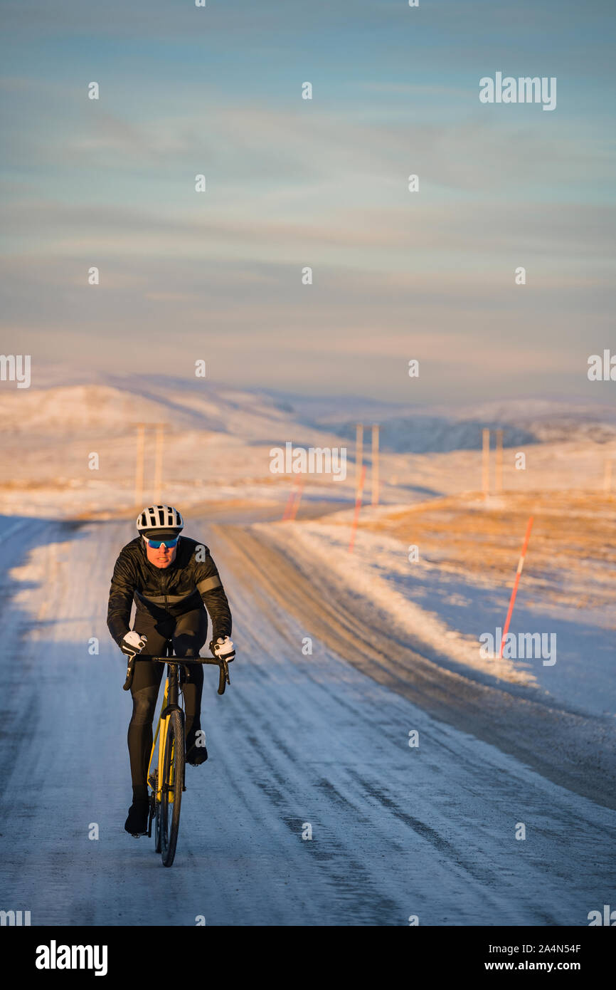 Man Radfahren im Winter Stockfoto