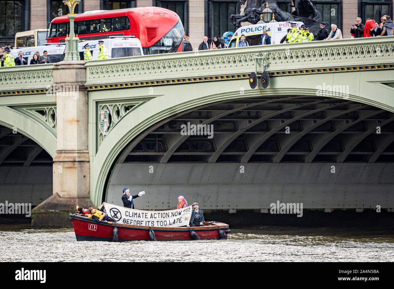 London, Großbritannien. 15 Okt, 2019. Aussterben Rebellion Demonstranten auf einem Boot in der Nähe der Westminster Bridge mit einem Boris Johnson Imitator in London, UK. Quelle: Wladimir Morosow/akxmedia. Quelle: Wladimir Morosow/Alamy leben Nachrichten Stockfoto