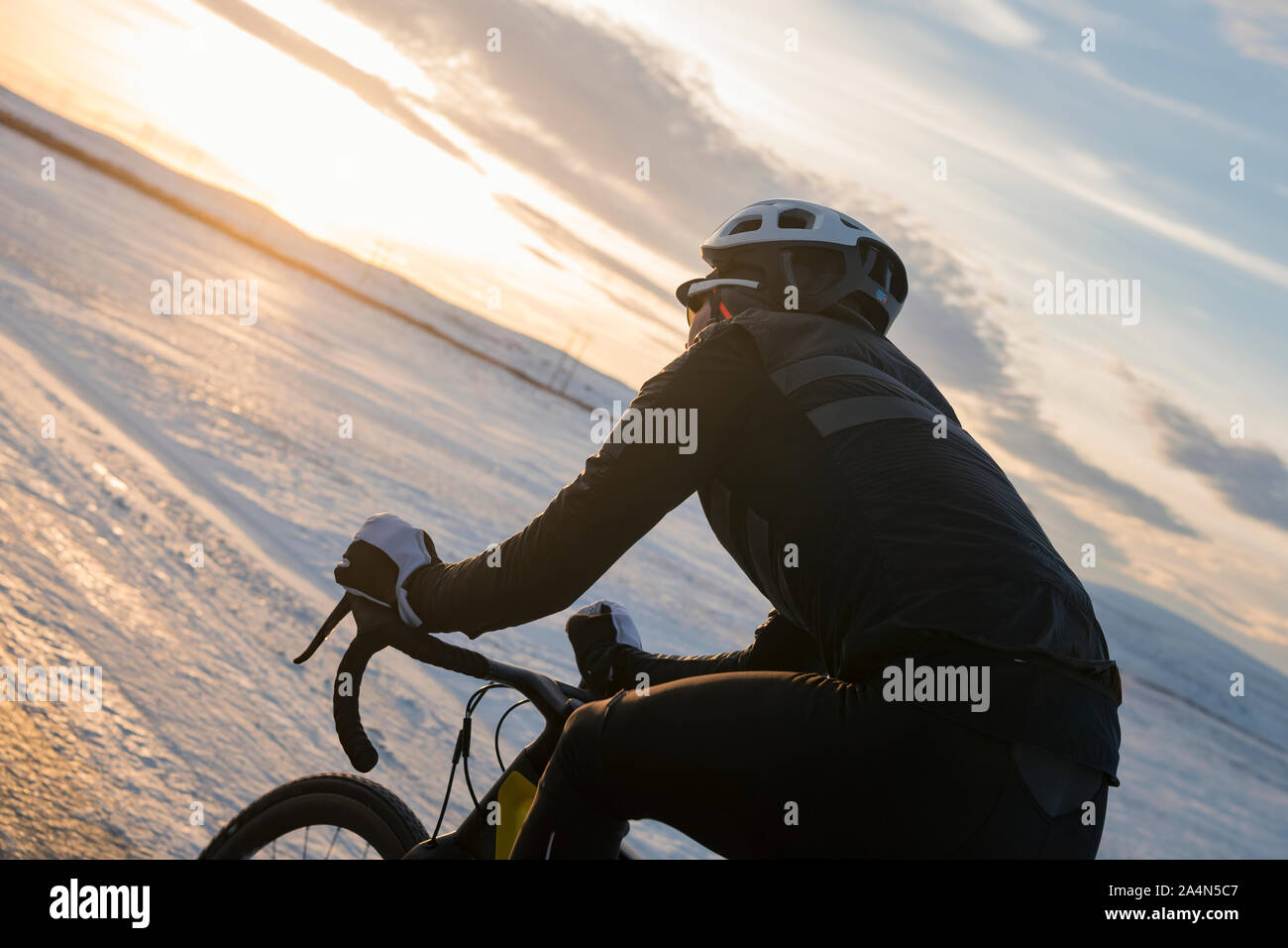Man Radfahren im Winter Stockfoto