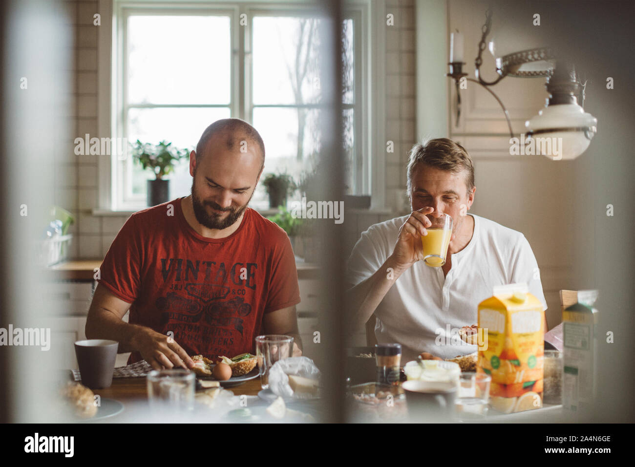 Zwei Männer, die Frühstück Stockfoto