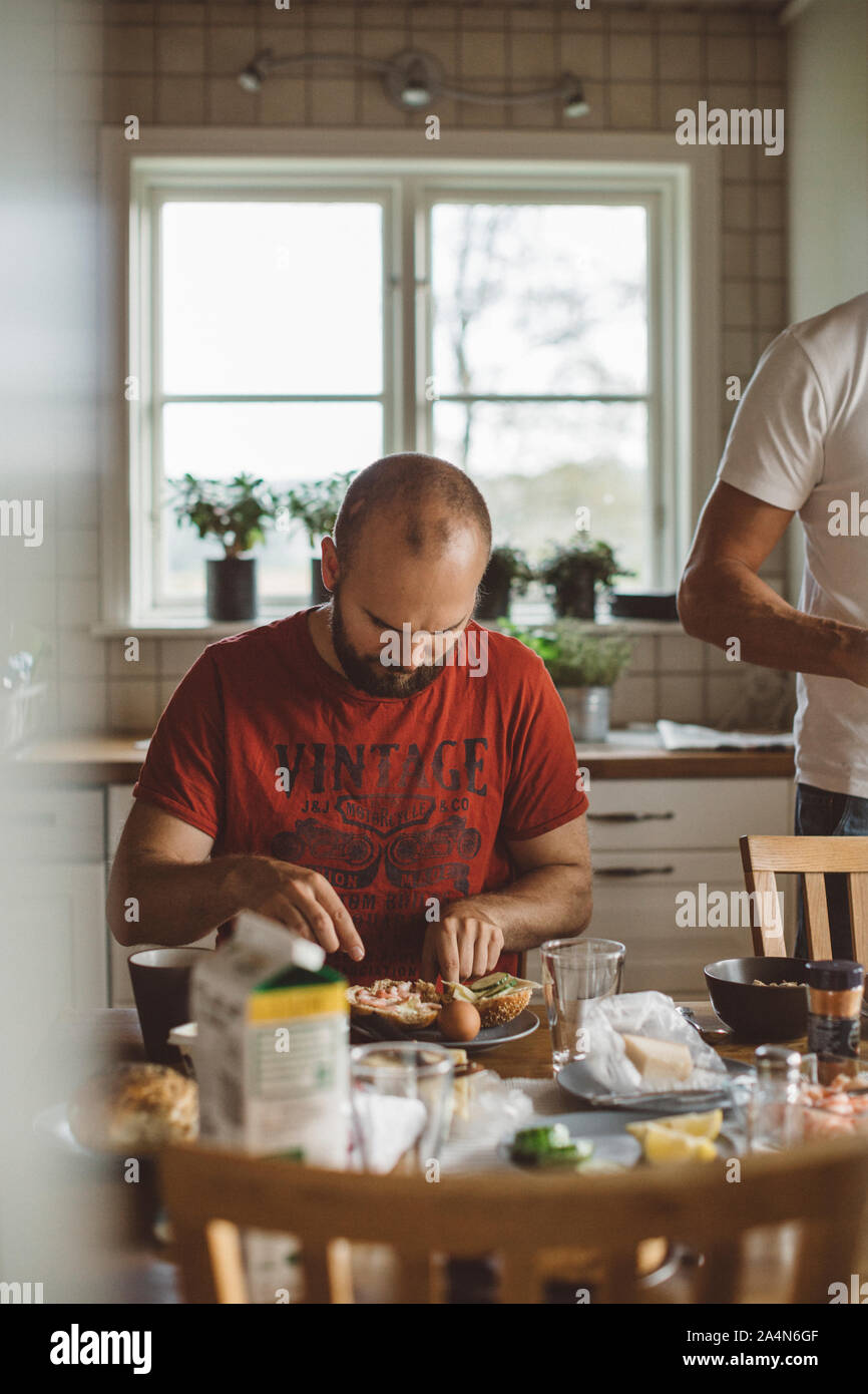 Mann mit Frühstück Stockfoto