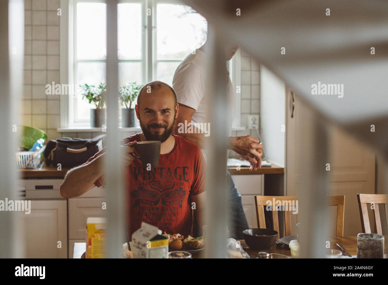 Mann mit Frühstück Stockfoto