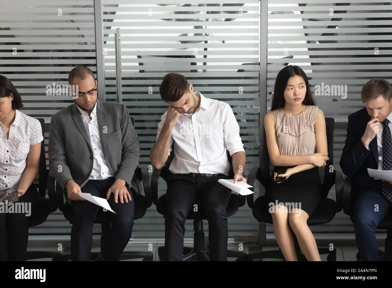 Diverse Kandidaten warten auf Job Interview, Menschen in Reihe Stockfoto