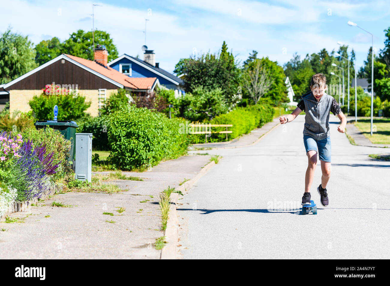 Junge Skateboard unterwegs Stockfoto