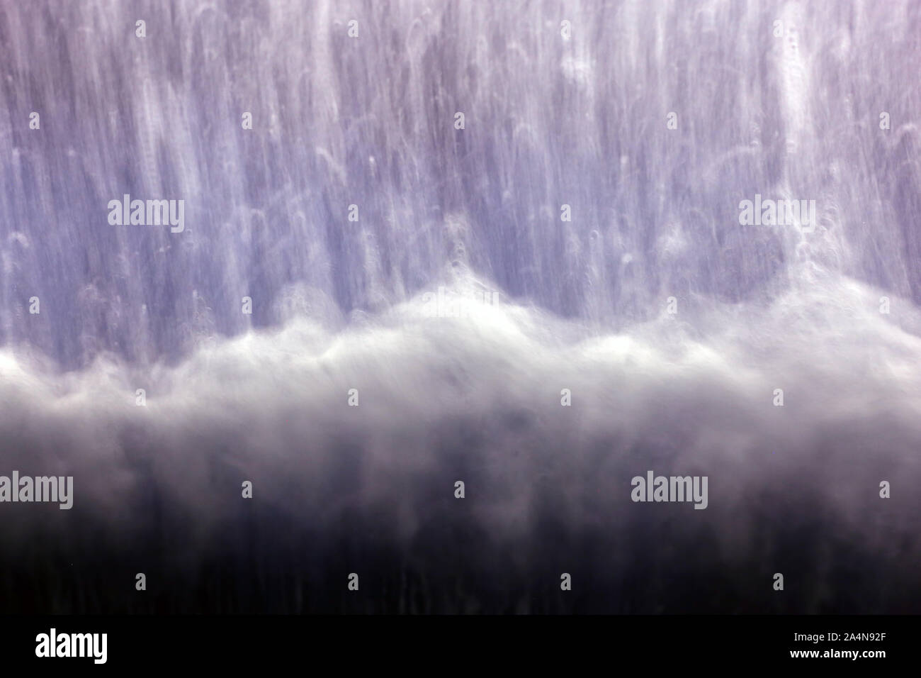 In einem Auto Waschmaschine - Blick auf das nasse Fenster ist abstrakt, schön und ein bisschen komisch. Schöne Farben und Texturen von Wasser und Seife erstellt. Stockfoto