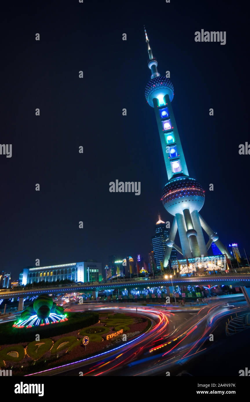 Oriental Pearl Tower bei Nacht beleuchtet in Shanghai, Pudong Lujiazui Geschäftsviertel Stockfoto