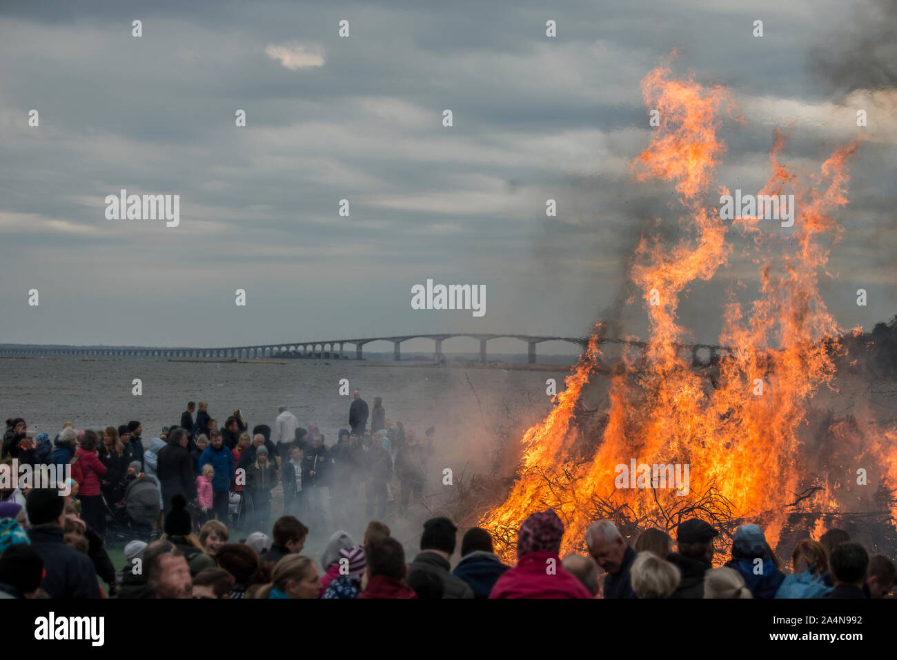 Leute, die großen Lagerfeuer am Strand. Stockfoto
