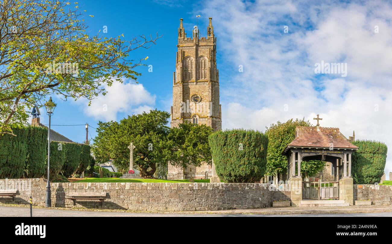Die schöne Kirche und Lychgate auf dem Platz im malerischen Devon Dorf Chittlehampton. Stockfoto