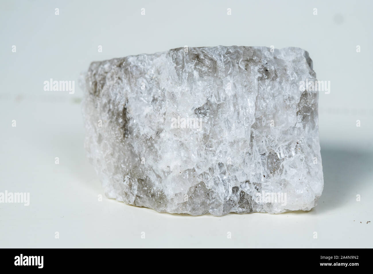Stück Salz aus mineralischen, crystal Stein Salz auf weißem Hintergrund Stockfoto