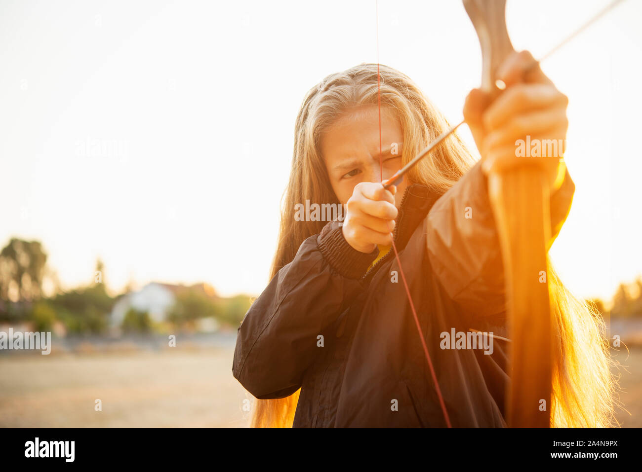 Mädchen Bogenschießen Stockfoto