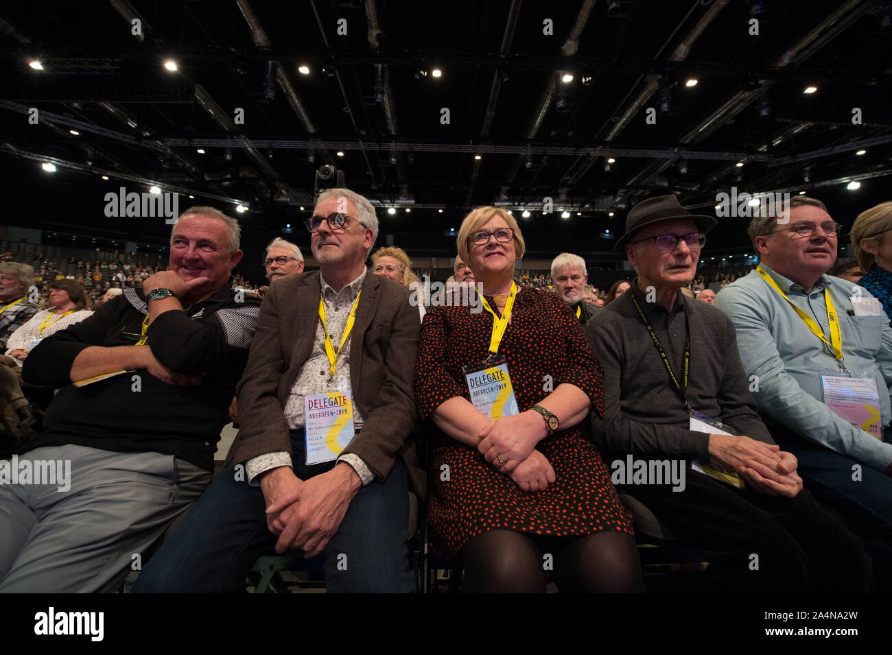 Aberdeen, Großbritannien. 15. Oktober 2019. Bild: (links der Bildmitte) Robin Stör, und, (rechts von der Mitte) Joan Stör. Nicola Sturgeon - Erster Minister von Schottland und Leiter der Scottish National Party (SNP) liefert ihrer Grundsatzrede auf dem Erhalten der schottischen Unabhängigkeit der Scottish National Party Konferenz, Aberdeen, Bei komplexen Aberdeen (teca) schließen. Credit: Colin Fisher/Alamy leben Nachrichten Stockfoto