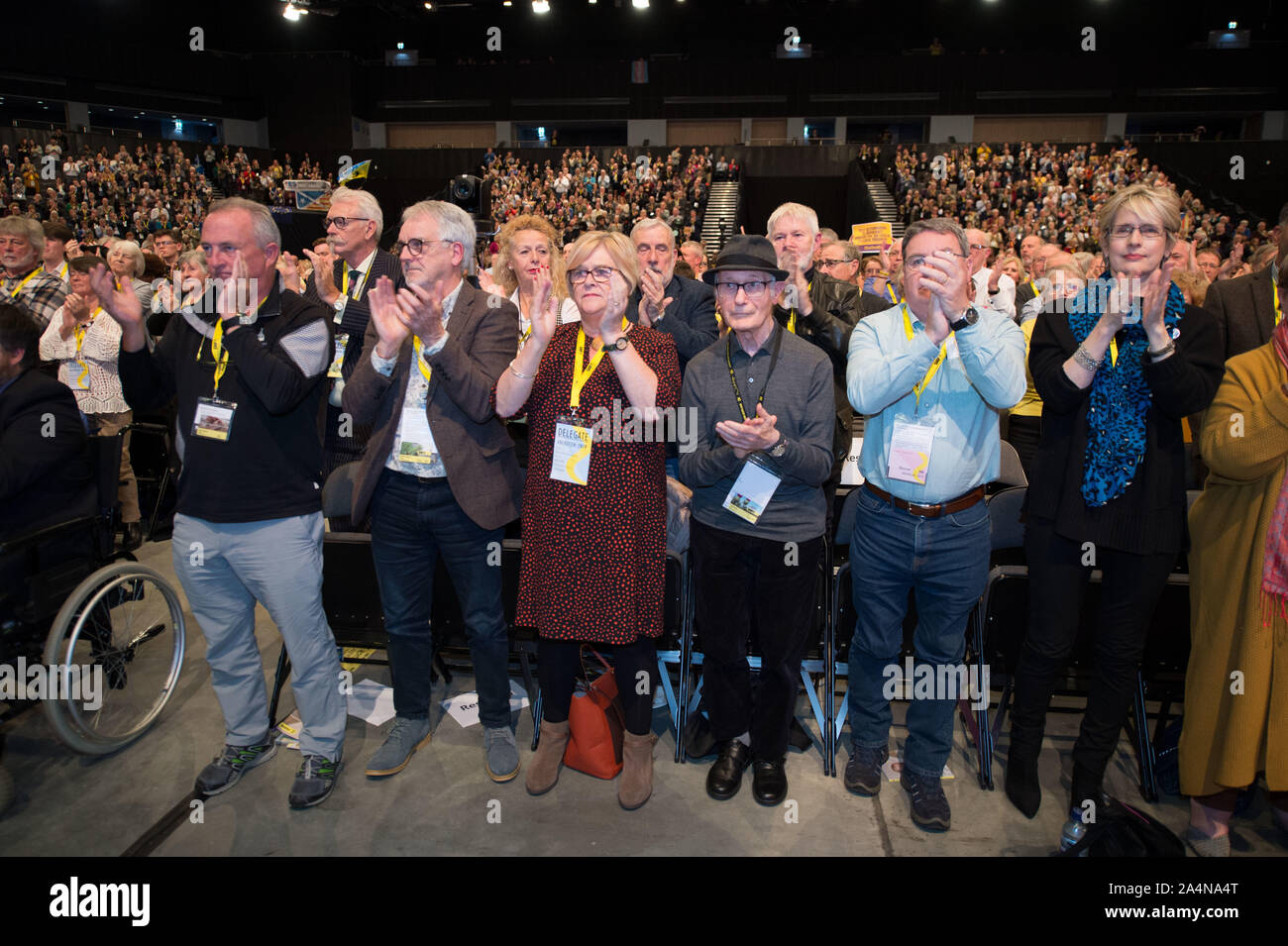 Aberdeen, Großbritannien. 15. Oktober 2019. Im Bild: (2. von links) Robin Stör, und (3. von links) Joan Stör. Nicola Sturgeon - Erster Minister von Schottland und Leiter der Scottish National Party (SNP) liefert ihrer Grundsatzrede auf dem Erhalten der schottischen Unabhängigkeit der Scottish National Party Konferenz, Aberdeen, Bei komplexen Aberdeen (teca) schließen. Credit: Colin Fisher/Alamy leben Nachrichten Stockfoto
