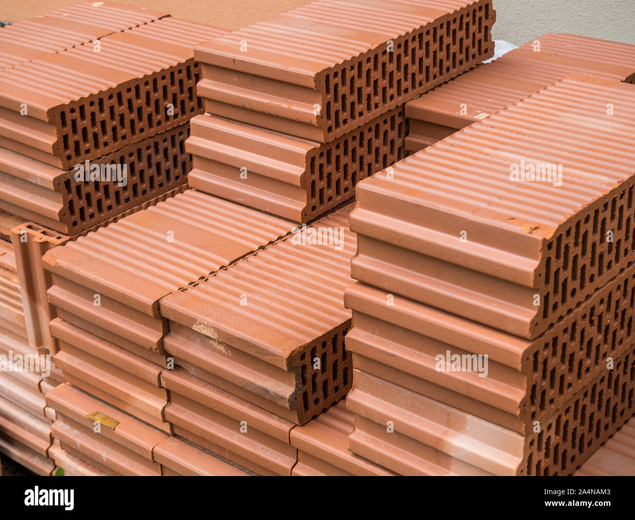 Stapel Ziegelsteine auf Holzpalette Stockfoto