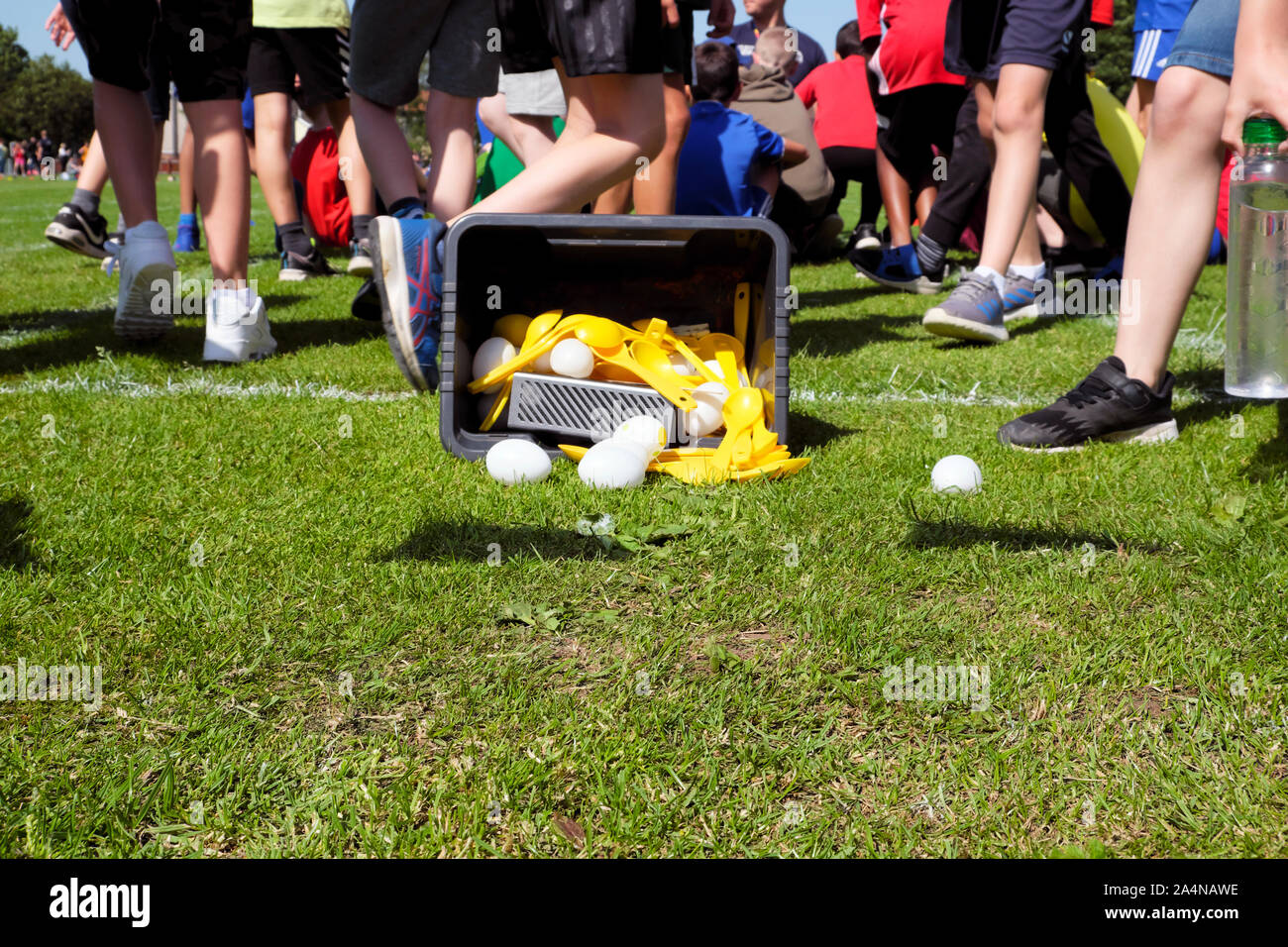 Grundschule Kinder draußen spielen Spiele Ei und Löffel Rennen am Tag des Sports in Großbritannien, Großbritannien Stockfoto