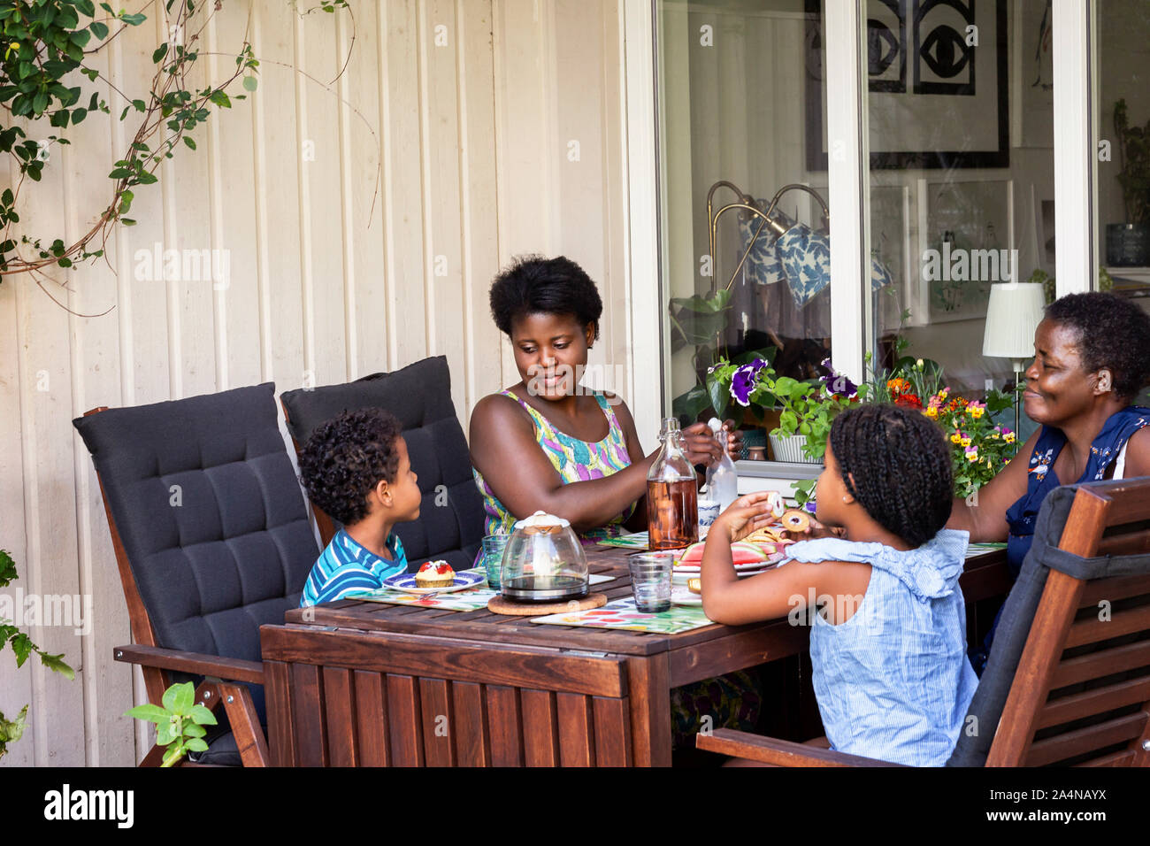 Familie mit Essen im freien Stockfoto