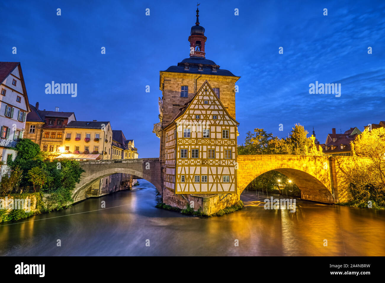 Die schöne Altstadt von Bamberg in Deutschland bei Nacht Stockfoto