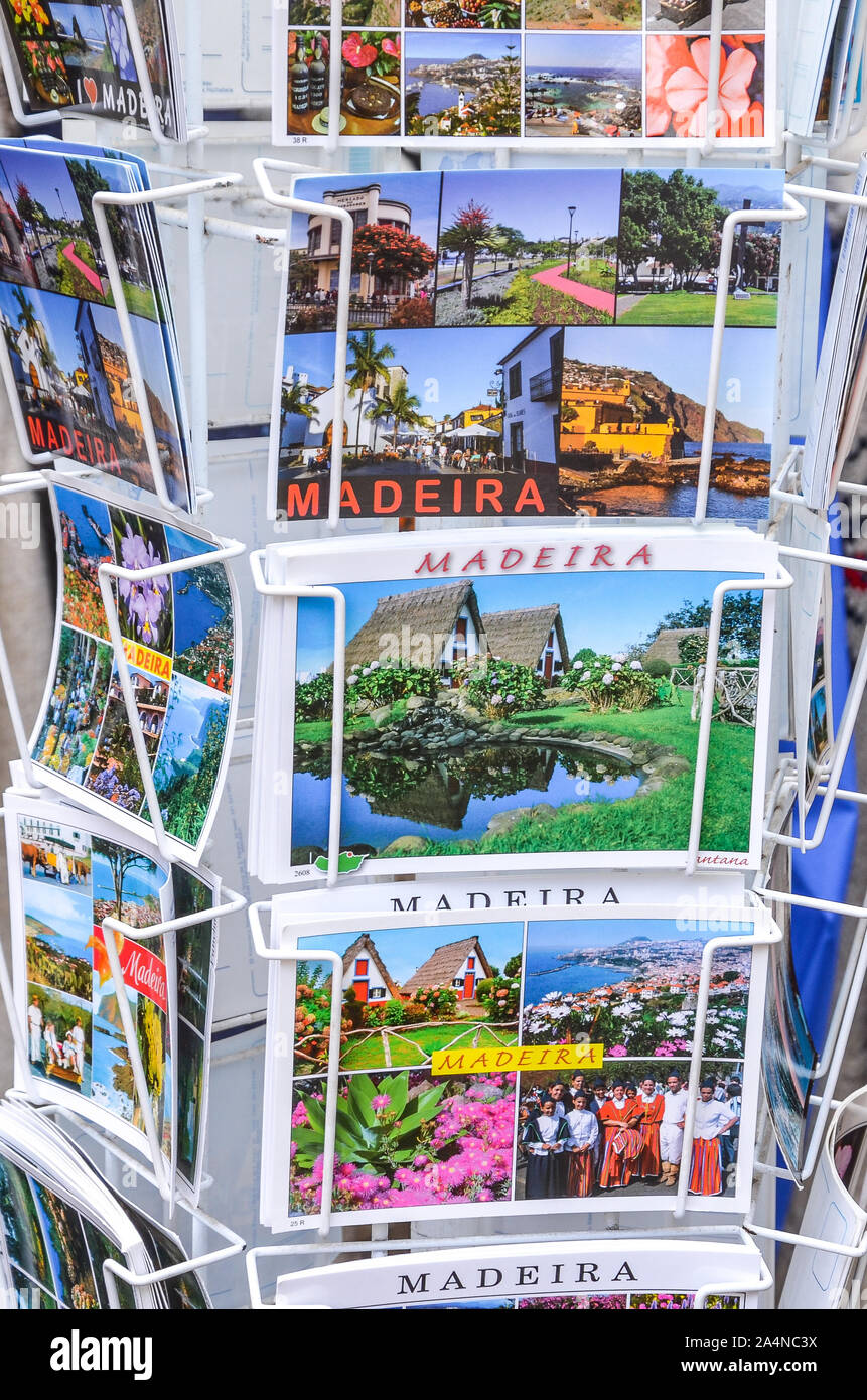 Ribeiro Frio, Madeira, Portugal - 12.September 2019: Souvenirshop stand mit gedruckte Postkarten von Madeira. Die beliebtesten Orte der wunderschönen portugiesischen Insel. Souvenir, Sammlung, Sammlerstücke. Stockfoto Ribeiro Frio, Madeira, Portugal - 12.September 2019: Souvenirshop stand mit gedruckte Postkarten von Madeira. Die beliebtesten Orte der wunderschönen portugiesischen Insel. Souvenir, Sammlung, Sammlerstücke. Stockfoto