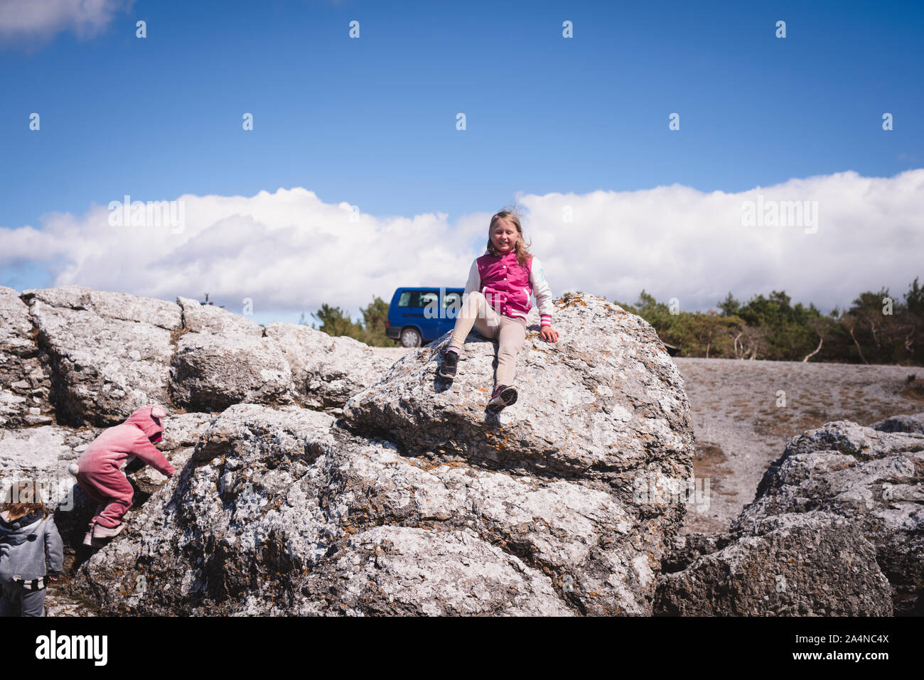 Geschwister auf Felsen Stockfoto
