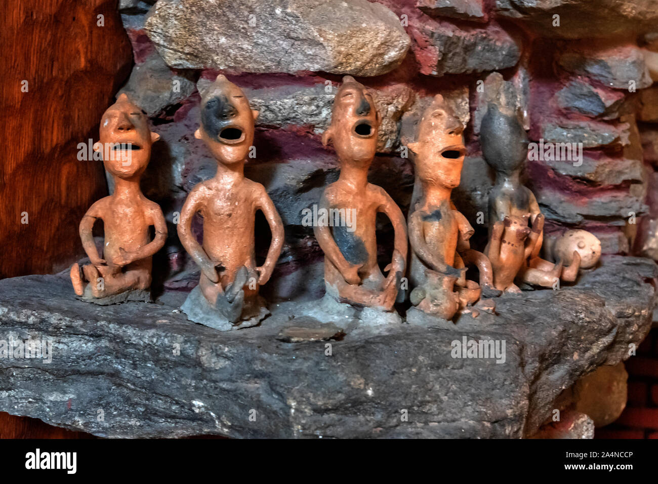 Lustig, Ton oder Keramik Figuren, Gillette Castle, einst das Zuhause von 'Sherlock Holmes, Park East Haddam, Connecticut, USA Stockfoto