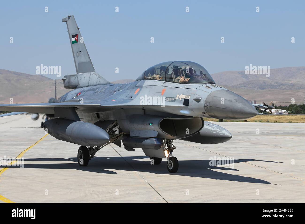 KONYA, Türkei - 26. JUNI 2019: Jordan Air Force General Dynamics F-16 Fighting Falcon BM (CN6 E-25) Taxi in Konya Flughafen während Anatolian Eagle Air Fo Stockfoto