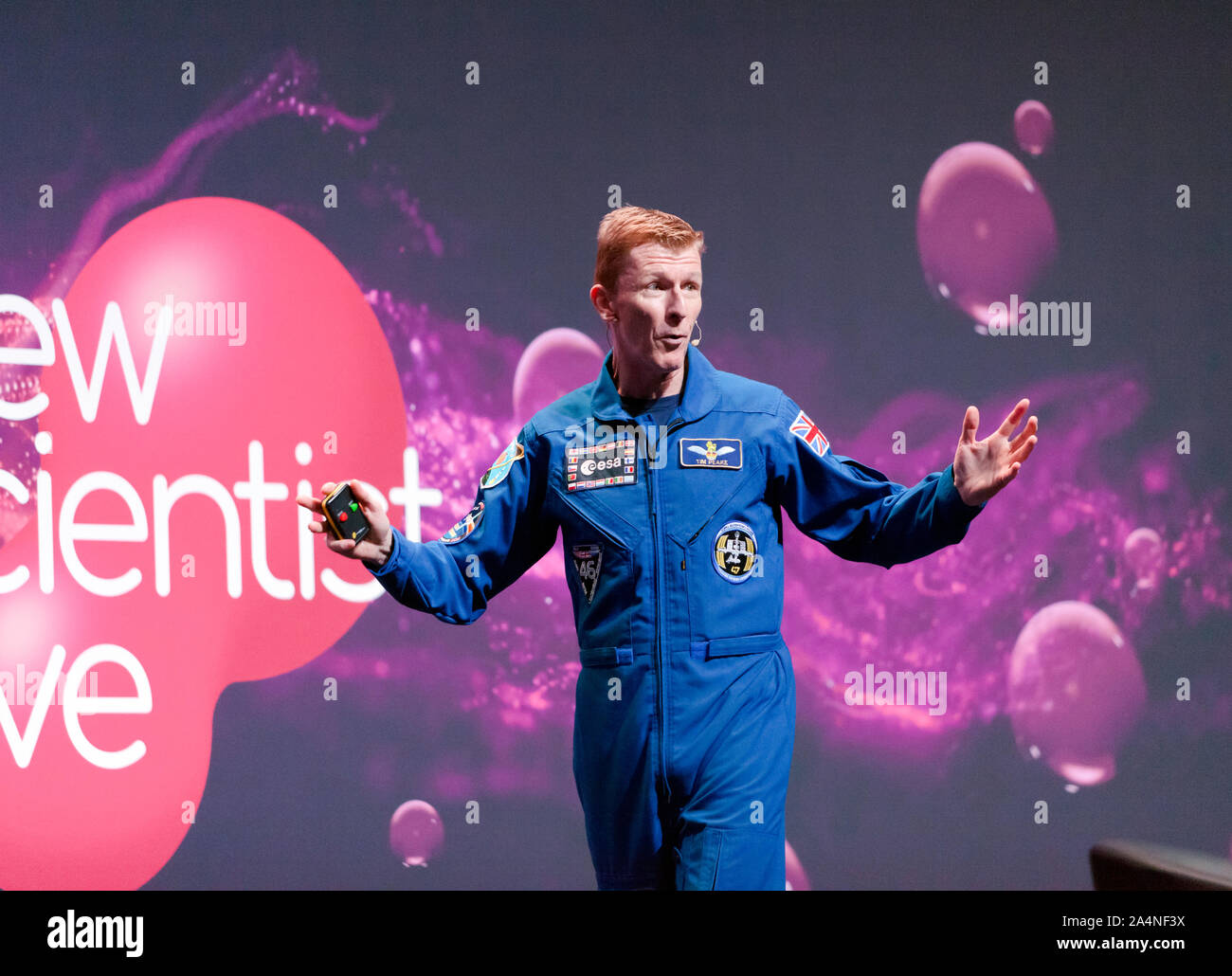 Astronaut, Tim Peake, einen Vortrag "Rückkehr zum Mond", beschreibt die Motivation und die Herausforderungen der Besuch unserer Nachbarn im All, auf der großen Bühne im New Scientist Live 2019 Stockfoto