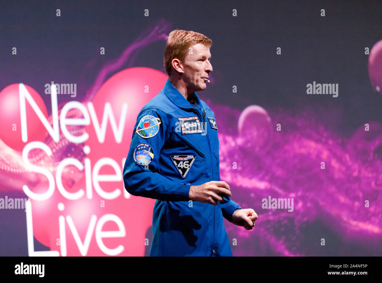 Astronaut, Tim Peake, einen Vortrag "Rückkehr zum Mond", beschreibt die Motivation und die Herausforderungen der Besuch unserer Nachbarn im All, auf der großen Bühne im New Scientist Live 2019 Stockfoto