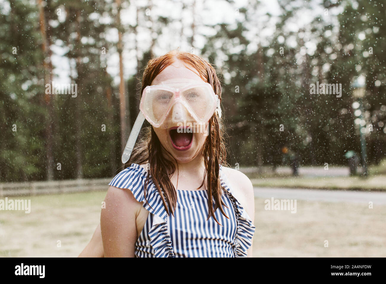 Fröhliches Mädchen tragen Schnorchel Maske Stockfoto