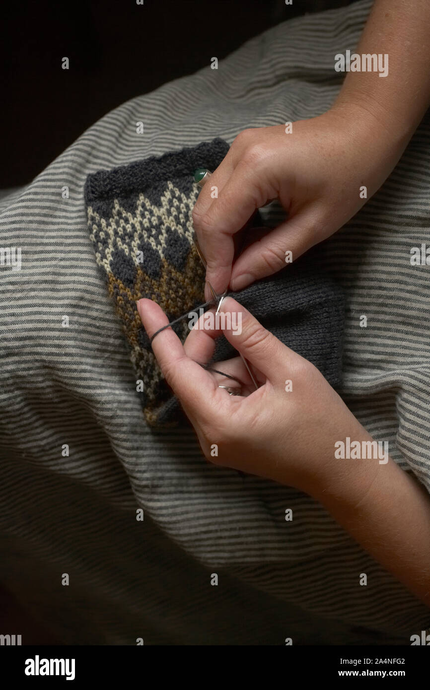 Frau stricken Socken Stockfoto